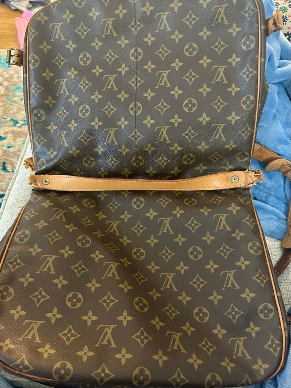 Well Loved! Louis Vuitton Brown Monogram Crossbody Messenger Bag - Samur 35 - Picture 8 of 9